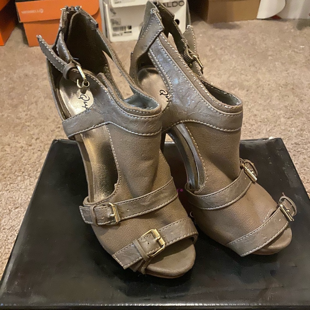 Marilyn green taupe heels